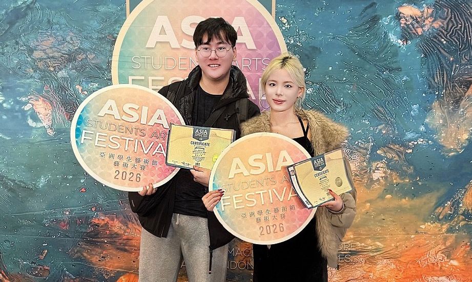 音樂學士學位課程學生宗小歡（左）、蔡詩怡勇奪2026 ASAF 亞洲學生藝術節國際音樂大賽—古典聲樂公開組 冠軍及季軍